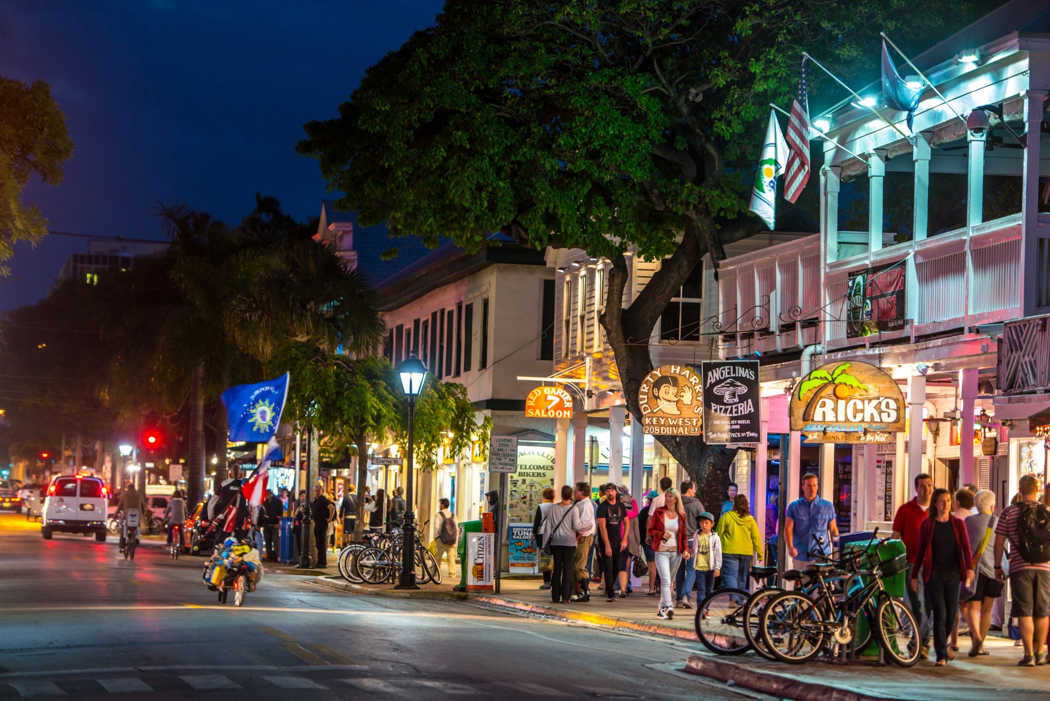 key-west-usa-january-8-2015-key-west-streets-by-night-people-walking-shopping-and-looking-for-a-dinner-stockpack-istock